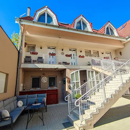 Weinberger Vendeghaz Guest house *